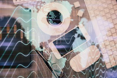 Forx grafik hologramının telefonlu masaüstü üzerinde çoklu pozlandırılması. Üst Manzara. Mobil ticaret platformu kavramı.