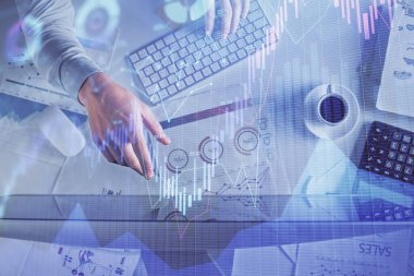 Erkeklerin ellerinin bilgisayar klavyesini ve forx grafik hologramını yazarken çoklu pozlama. Üst Manzara. Finans piyasası kavramı.