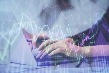 Bilgisayarda ve finansal grafik hologramında yazı yazan kadın ellerine çoklu maruz kalma. Borsa analizi kavramı.