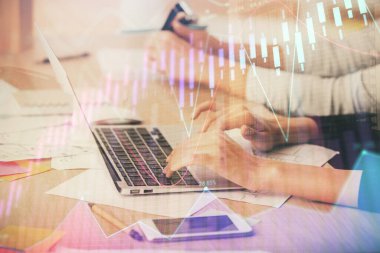 Bilgisayarda ve finansal grafik hologramında yazı yazan kadın ellerine çok maruz kalmış. Borsa analizi kavramı.