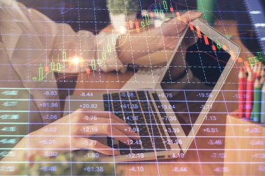 Bilgisayarda ve ön x grafik hologram çiziminde kadın eli yazarken çift pozlama. Borsa yatırım kavramı.