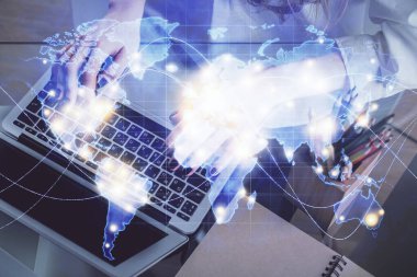 Kadın elinin bilgisayar ve iş temalı hologram çizimlerinde çifte pozlama. Başarı konsepti.