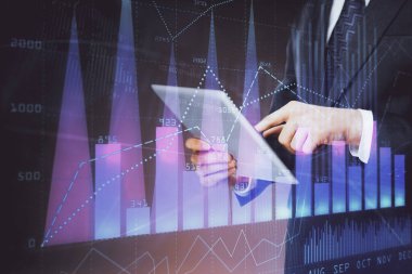 Erkeklerin el ele tutuşup dijital bir cihaz ve ön grafik çizimi kullanırken çift pozlama. Finansal piyasa kavramı.