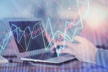 Erkeklerin el ele tutuşup dijital bir cihaz ve ön grafik çizimi kullanırken çift pozlama. Finansal piyasa kavramı.