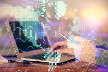 Erkeklerin el ele tutuşup dijital bir cihaz ve ön grafik çizimi kullanırken çift pozlama. Finansal piyasa kavramı.