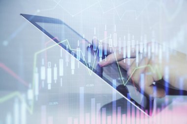 Erkeklerin el ele tutuşup dijital telefon ve forx grafik çizimleri kullanırken birden fazla pozlama. Finansal piyasa kavramı.