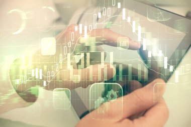 Bir adamın el ele tutuşup, telefon ve finansal çizim kullanırken birden fazla pozlama. Pazar analizi kavramı.