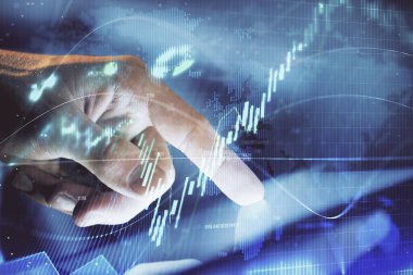 Bir adamın el ele tutuşup, telefon ve finansal çizim kullanırken birden fazla pozlama. Pazar analizi kavramı.