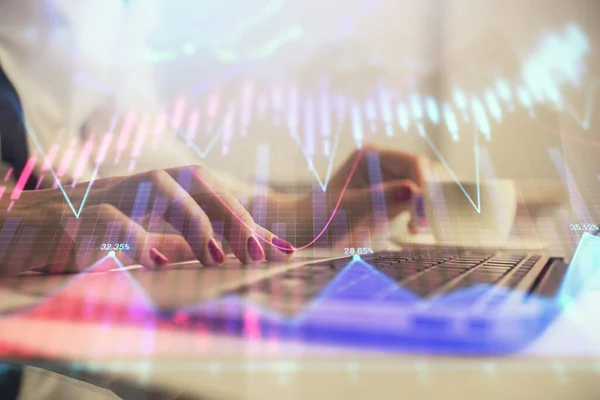 Multi exposición de las manos de la mujer escribiendo en el dibujo del holograma de la computadora y del gráfico financiero. Concepto de análisis bursátil. —  Fotos de Stock