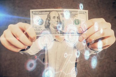 Teknolojinin iki katına çıkması hologram, dolar banknotları ve insan eli. Veri kavramı