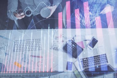 Birlikte çalışan kadın ve erkeğin çifte pozu ve finansal grafik hologramı çizimi. Pazar analizi konsepti. Bilgisayar arkaplanı. Üst Görünüm.