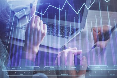 Kadın ve erkeğin birlikte çalıştığı çifte pozlama ve ön plan hologramı. İş konsepti. Bilgisayar arkaplanı.