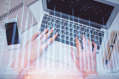 Bilgisayar ve ön grafik hologram çizimi üzerinde çalışan kadın elleri çift pozlama. Üst Manzara. Mali analiz kavramı.