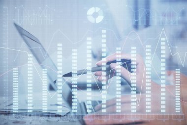 Bilgisayarda ve finansal grafik hologramında yazı yazan kadın ellerine çoklu maruz kalma. Borsa analizi kavramı.