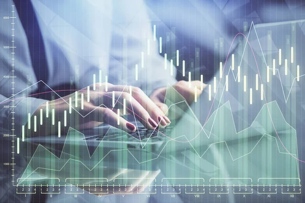 Doppelbelichtung der Hände der Geschäftsfrau beim Tippen auf Computer- und Finanzgrafik-Hologrammen. Aktienmarktanalysekonzept. — Stockfoto