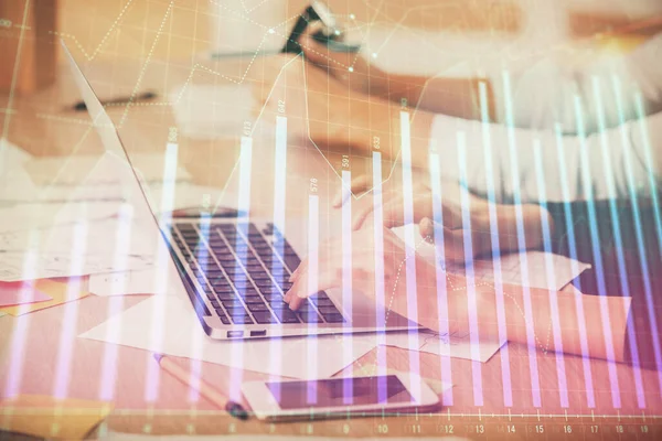 Multi exposición de las manos de la mujer escribiendo en el dibujo del holograma de la computadora y de la carta financiera. Concepto de análisis bursátil. — Foto de Stock