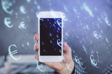 Erkeklerin el ele tutuşup dijital bir cihaz ve ön grafik çizimi kullanırken çift pozlama. Finansal piyasa kavramı.