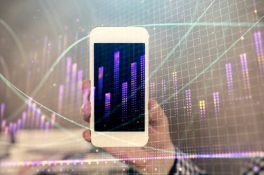 Erkeklerin el ele tutuşup dijital bir cihaz ve ön grafik çizimi kullanırken çift pozlama. Finansal piyasa kavramı.