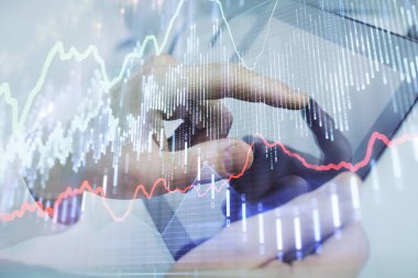 Bir adamın el ele tutuşup, telefon ve finansal çizim kullanırken birden fazla pozlama. Pazar analizi kavramı.