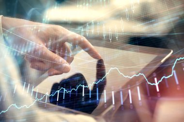 Bir adamın el ele tutuşup, telefon ve finansal çizim kullanırken birden fazla pozlama. Pazar analizi kavramı.