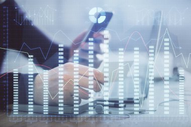 Bir adamın elini tutarken ve bir telefon ve finansal grafik çizimi kullanırken çift pozlama. Analiz kavramı.