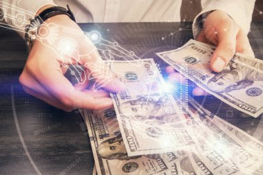 Teknolojinin iki katına çıkması hologram, dolar banknotları ve insan eli. Veri kavramı