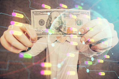 Dünya haritasının iki katına çıkarılması hologram, dolar banknotları ve insan eli..