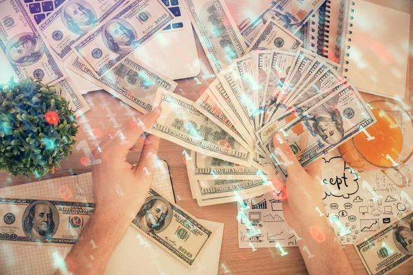 Teknolojiye çoklu maruz kalma hologram, dolar banknotları ve insan eli. Veri kavramı — Stok fotoğraf