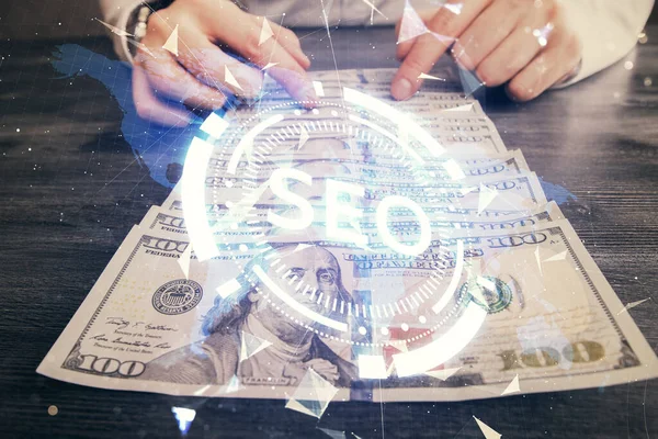 Multi blootstelling van seo tekening hologram en ons dollars biljetten en man handen. — Stockfoto