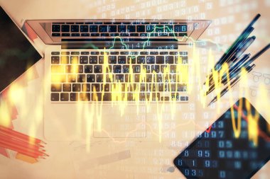 Forx grafiğinin bilgisayar ile masa arkaplanının üzerine çizimi. Finansal araştırma ve analiz kavramı. Üst görünüm.