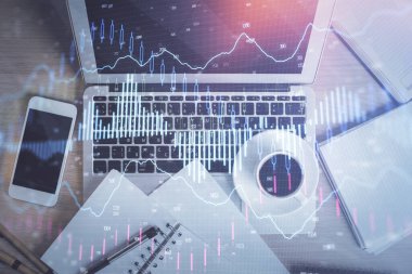 Borsa tablosu ve masa arkasındaki en iyi görüntü bilgisayarı. Çifte maruziyet. Mali analiz kavramı.