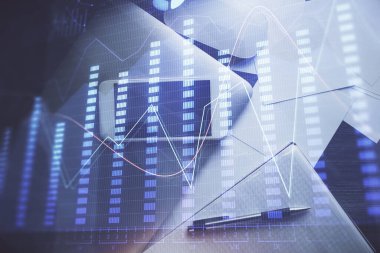 Forx grafik hologramının telefonlu masaüstü üzerinde çoklu pozlandırılması. Üst Manzara. Mobil ticaret platformu kavramı.