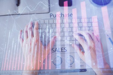 Dizüstü bilgisayar klavyesini ve ön x çizim hologramını yazarken çift pozlama. Üst Manzara. Finans piyasası kavramı.