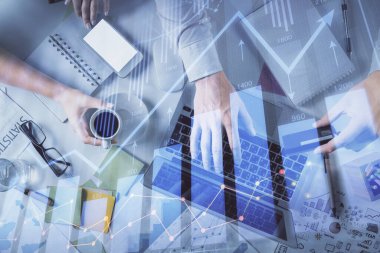 Kadın ve erkeğin birlikte çalışırken çifte pozlama ve hologram çizimi ön plana çıkarma. Finansal analiz konsepti. Bilgisayar arkaplanı. Üst Görünüm.