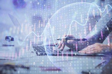 Bilgisayarda ve finansal grafik hologramında yazı yazan kadın ellerine çok maruz kalmış. Borsa analizi kavramı.
