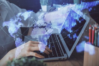 Kadın elinin bilgisayar ve iş temalı hologram çizimlerinde çifte pozlama. Başarı konsepti.