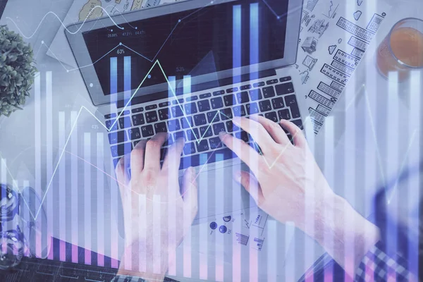 Dupla exposição dos homens mãos digitando sobre teclado laptop e gráfico forex holograma desenho. Vista superior. Conceito de mercados financeiros. — Fotografia de Stock