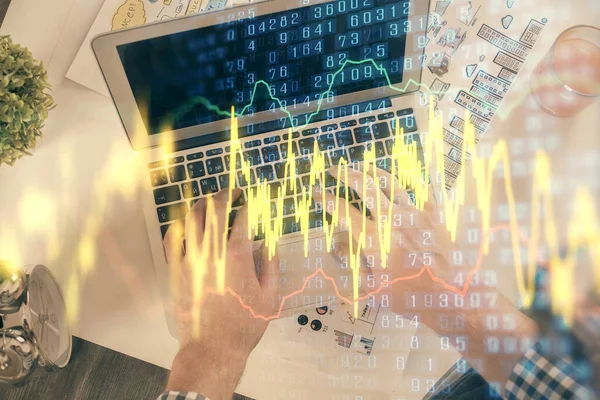 Διπλή έκθεση των χεριών mans δακτυλογράφηση πάνω από πληκτρολόγιο laptop και forex διάγραμμα ολογραμμάτων. Στο πάνω μέρος. Έννοια των χρηματοπιστωτικών αγορών. — Φωτογραφία Αρχείου