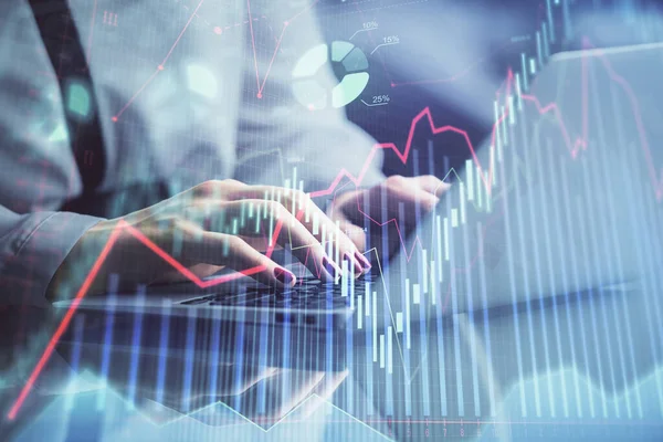 コンピュータと金融グラフのホログラム図面に入力するビジネス女性の手の二重露出。株式市場分析の概念. — ストック写真
