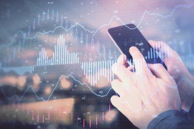 Erkeklerin el ele tutuşup dijital bir cihaz ve ön grafik çizimi kullanırken çift pozlama. Finansal piyasa kavramı.