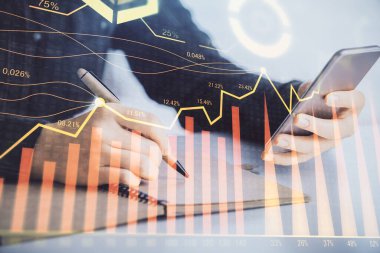 Ön x grafik çizimine çift pozlama hologram ve cep telefonu kullanan bir kadın. Borsa konsepti.