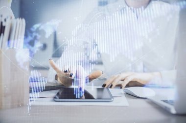 İş temasının çifte pozlandırılması hologram ve cep telefonu kullanan bir kadın..