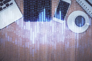 Forx grafik hologramının telefonlu masaüstü üzerinde çoklu pozlandırılması. Üst Manzara. Mobil ticaret platformu kavramı.