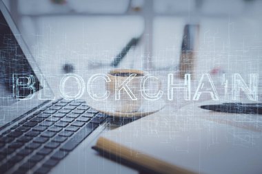 Masa arkasında kahve ve eşyalar olan kripto teknolojisi çizimi ve masaüstüne çifte maruz kalma. Engelleme zinciri kavramı