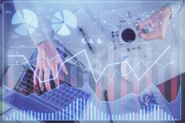 Erkeklerin ellerinin bilgisayar klavyesini ve forx grafik hologramını yazarken çoklu pozlama. Üst Manzara. Finans piyasası kavramı.