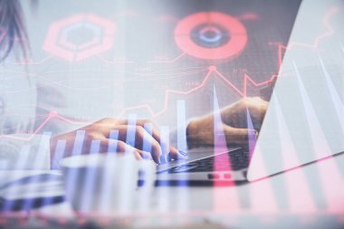 Bilgisayar ve ön grafik hologram çizimi üzerinde çalışan kadın elleri çift pozlama. Mali analiz kavramı.