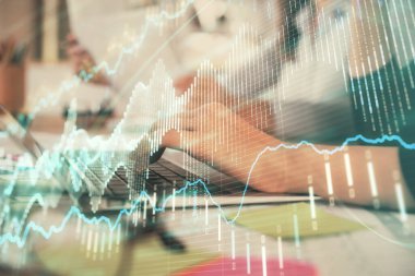 Bilgisayarda ve finansal grafik hologramında yazı yazan kadın ellerine çoklu maruz kalma. Borsa analizi kavramı.
