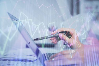 Bilgisayarda ve finansal grafik hologramında yazı yazan kadın ellerine çoklu maruz kalma. Borsa analizi kavramı.