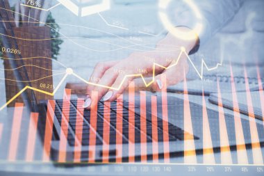 Bilgisayarda ve ön x grafik hologramında yazı yazan kadın ellerine çok maruz kalmış. Borsa analizi kavramı.