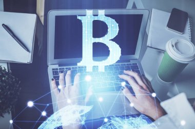 Bilgisayarda ve kripto piyasa temalı hologram çizimlerinde kadın elinin çifte pozu. Engelleme zinciri kavramı.